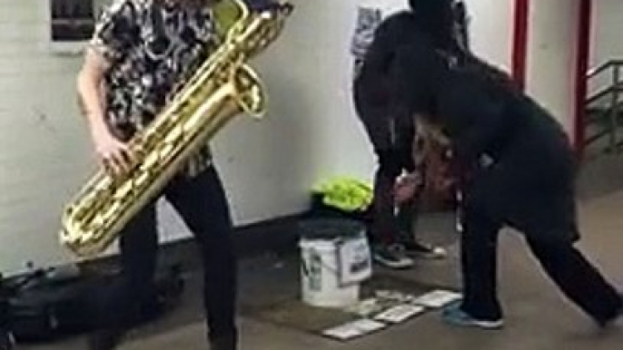 Musiciens du métro énorme à union square - Jazz et danse!!!