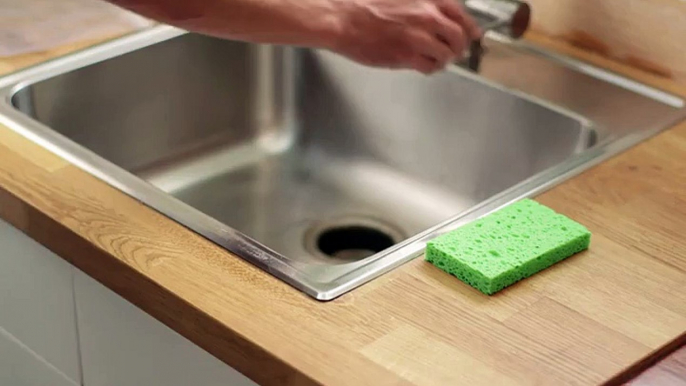 Turn Your Kitchen Sponge Into an Ice Pack