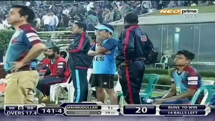 Darren Sammy Stunning Boundary Catch on One Leg - BPL 2015 Qualifier 2 - Bangladesh Premier League