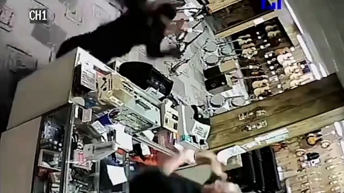 Store robber plays dead