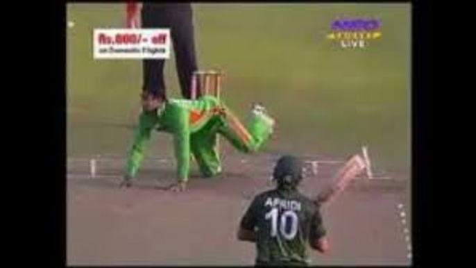 Most funniest Dismissal in Cricket history - Shahid Afridi Wicket - 11 March 2012