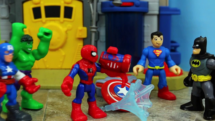 Spiderman and Captain America with Hulk Throwing Competition with Batman and Superman Judges