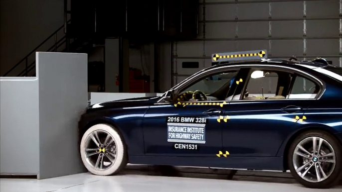 BMW Çarpışma Testi / 2016 BMW 3 series small overlap IIHS crash test