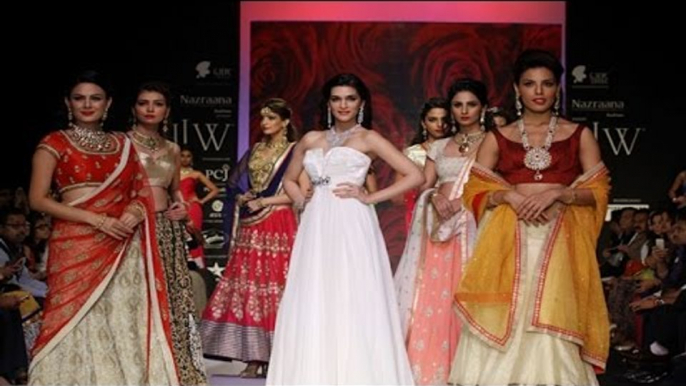 Pretty Kriti Sanon Rock The Show   IIJW 2014 Grand Finale