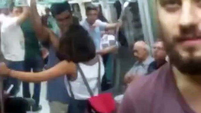 Metroda Overlok Nakinesi Ayağınıza Geldi Anonsu Yapan Genç