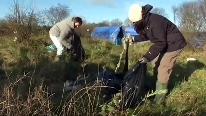 'Hundreds' of migrants in Calais Jungle camp told to move (720p Full HD)