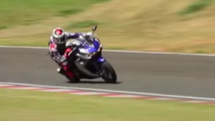 Jorge Lorenzo prueba la nueva Yamaha YZF R3