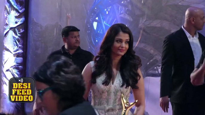 Aishwarya Rai Bachchan Laughs At Journalists | Stardust Awards 2015 Full Show Red Carpet