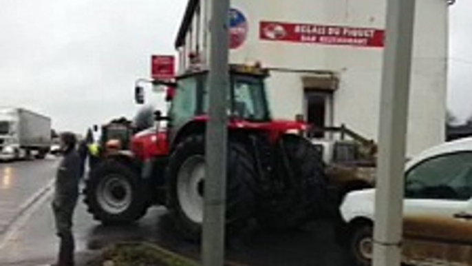 Opération escargot des agriculteurs ardennais à Trembloi-lès-Rocroi