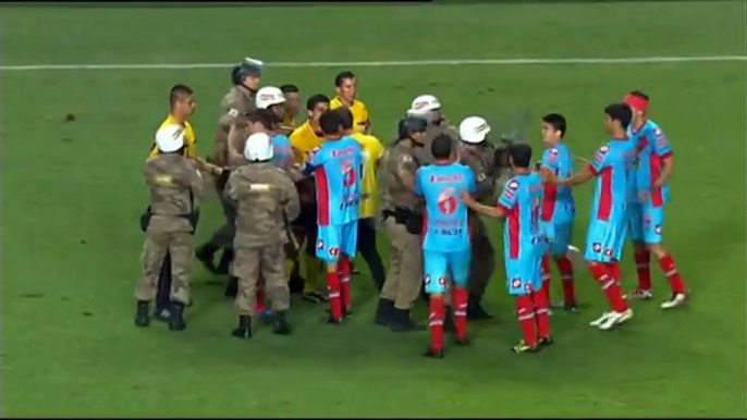 cầu thủ bóng đá đánh nhau với lực lượng an ninh