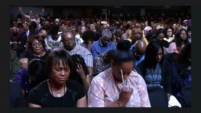 Bishop T. D. Jakes Prays for John C. Maxwell at the 2015 Pastors and Leadership Conference