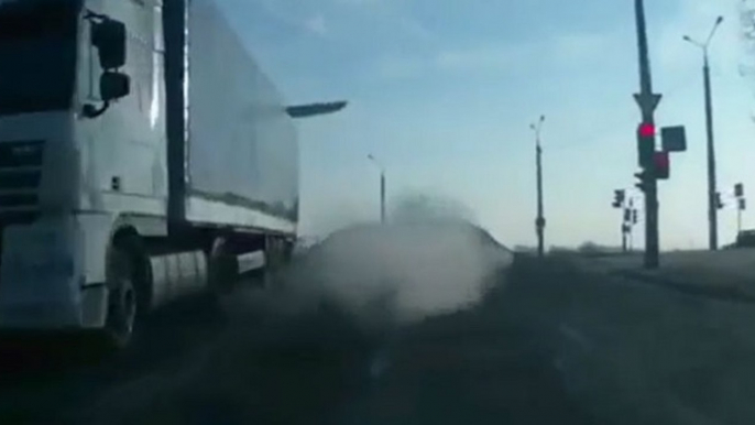 Un bloc de glace se détache d'un camion et détruit une voiture