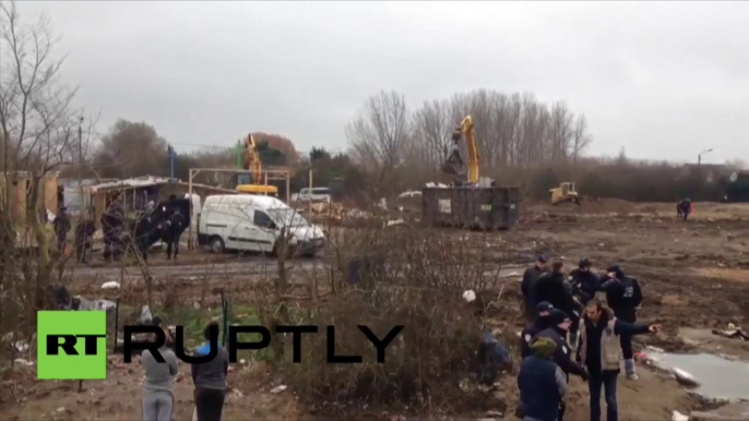 Malgré les promesses, un bulldozer détruit des édifices religieux dans la Jungle de Calais