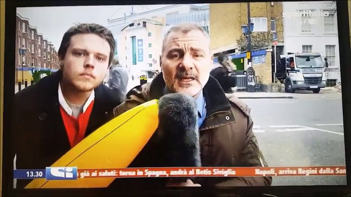 Un journaliste pète un cable en direct à cause d'une banane gonflable - Videobomb marrant