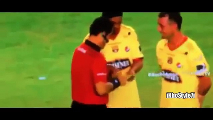 Ronaldinho Firma Autografo en Tarjeta del Arbitro en la Noche Amarilla   Barcelona vs San Martin1 (Latest Sport)