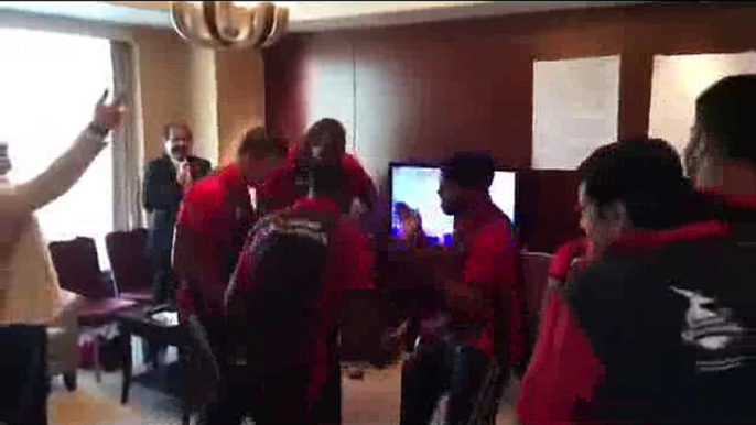 Chris Gayle,Umar Akmal and Other Lahore Qalander Team Members Dancing on Punjabi Song