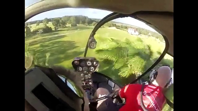 Le passager d'un hélicoptère récupère un avion radiocommandé coincé dans un arbre