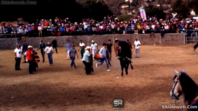 JARIPEO CHARRO EN COTZURIO MICHOACAN MEXICO FIESTAS TRADICIONALES DEL PUEBLO TOROS Y JINETES MONTAS CAIDAS FEBRERO 2016