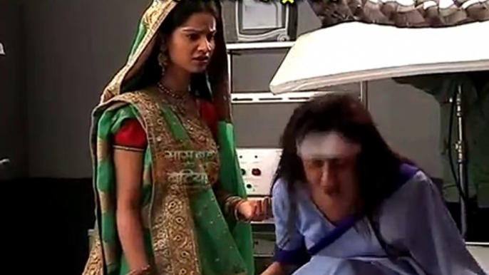 Saath nibhaana saathiya-Gopi denied to recognize Meera in Saathiya.