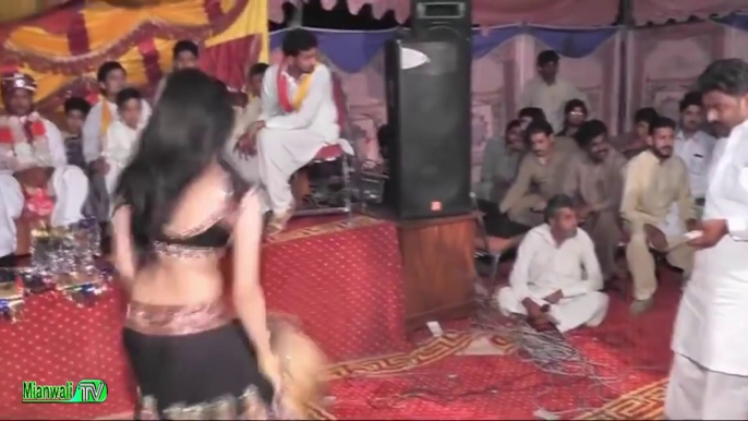 Beautiful Dancer Girl Live WeddingShadi DanceMujra 2016 (1)