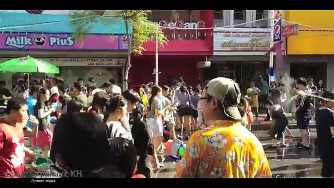 Фестиваль воды Сонгкран в Тайланде  Songkran Water Festival