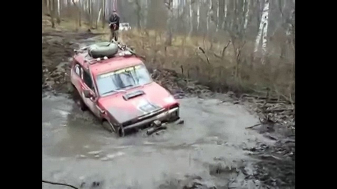 Off-road Mud Crossing Toyota RAV4 vs Lada Niva