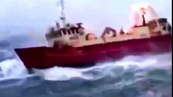 TOP 10 SHIPS IN STORM INCREDIBLE VIDEO /Monster Waves of The Sea