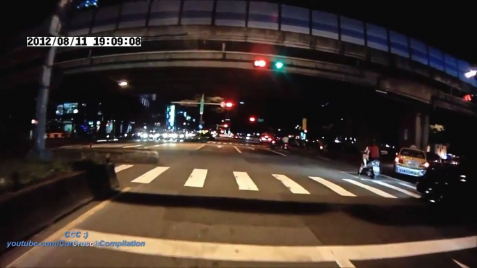 really stupid driver - funny car accident in Taiwan