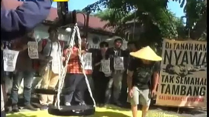 Massa Gelar Aksi Teatrikal Kawal Sidang Salim Kancil - Lintas Siang (18/2)