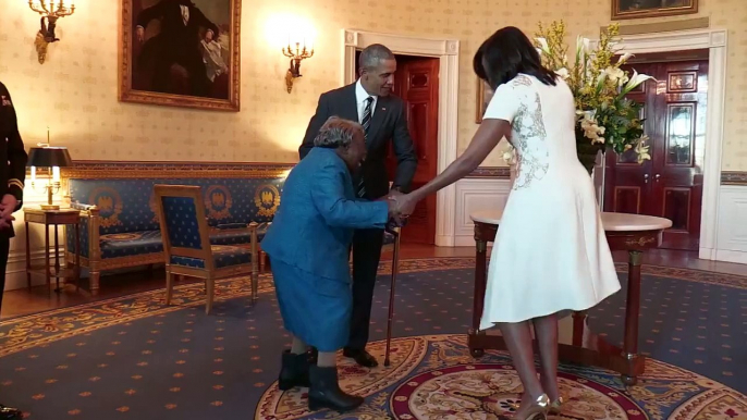 A 106 ans, elle danse de joie en rencontrant Michelle et Barack Obama