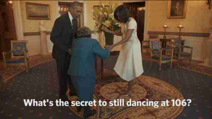 Una mujer de 106 años saca a bailar a Barack y Michelle Obama en la Casa Blanca