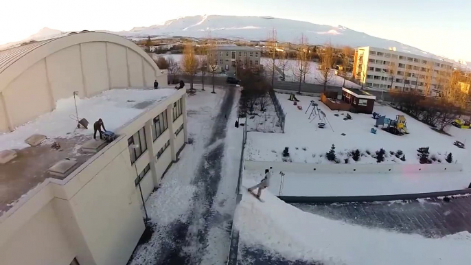 Un snowboard tente un saut de fou et fail à la réception !