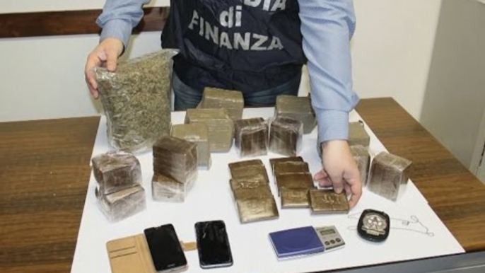 Luino (VA) - Arrestati due "corrieri", uno invalido, con 8 chili di hashish e marijuana (23.02.16)