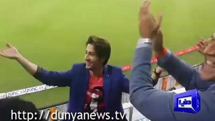 Ali-Zafar-teases-Hamza-abbasi during the match