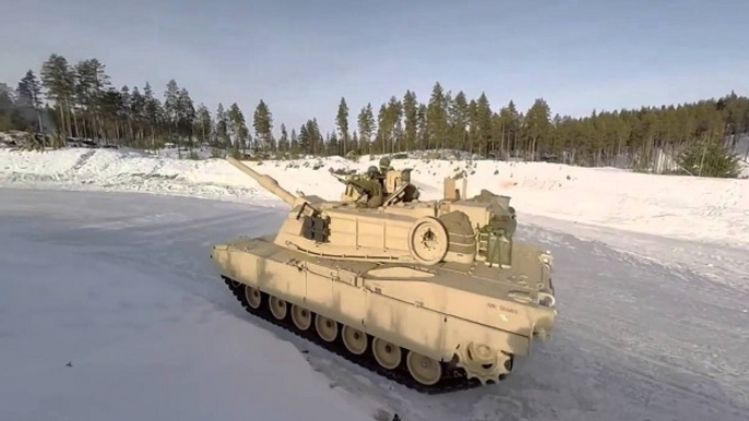 Drifts sur la glace avec un tank (Norvège)