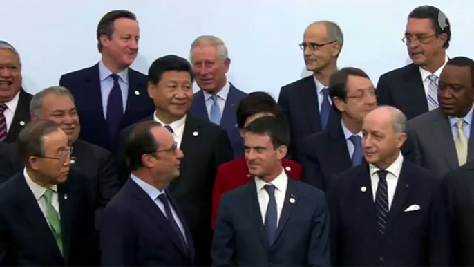 World leaders pose for photo at climate change summit in Paris