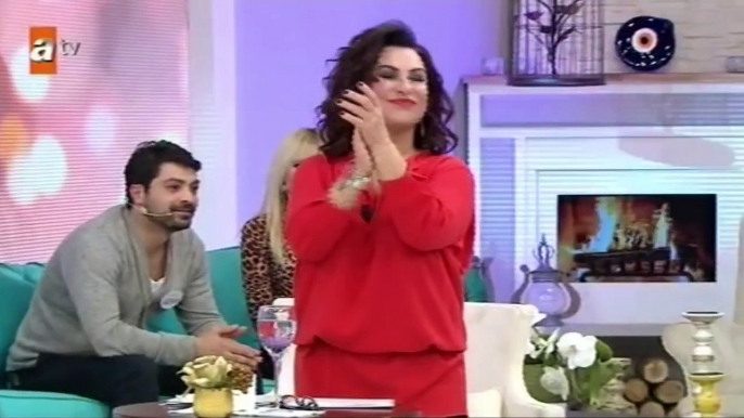 Esra Erol evinden kendi programını izleyip göbek attı