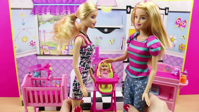 BARBIE canguro de niños en español | Barbie cuida a la muñeca bebé | Babysitter Barbie vid