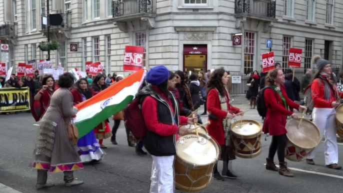 Em Londres, milhares marcham contra a violência contra a mulher