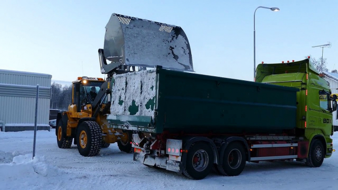 Volvo L70F loading snow with a High-Dump bucket