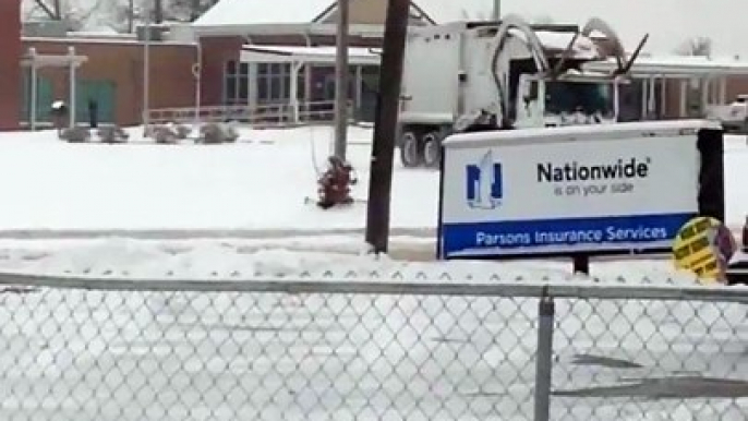 Faire du drift et des dérapages avec un camion poubelle