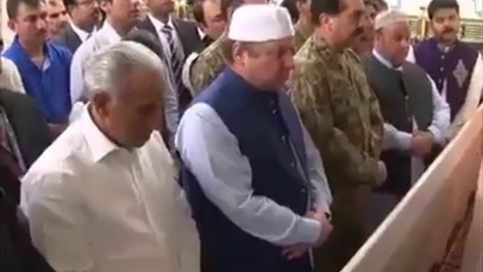 PM Nawaz Sharif and COAS Raheel Sharif in Masjid e Nabvi