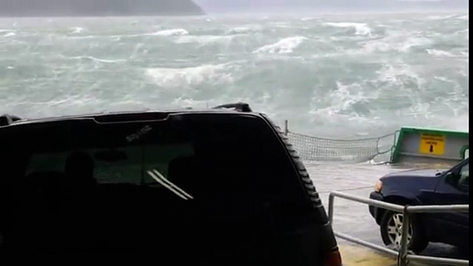 Des vagues géantes submergent le pont de ce ferry et noient les voitures garées dessus