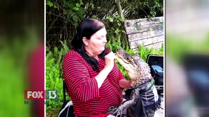 Elle élève un Alligator comme animal de compagnie : quelle tarée !!