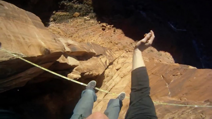 Il tombe d'une highline et ouvre son parachute in extremis !