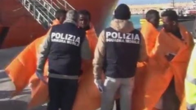 Pozzallo (RG) - 730 migranti sbarcati, fermati 5 presunti scafisti (30.03.16)