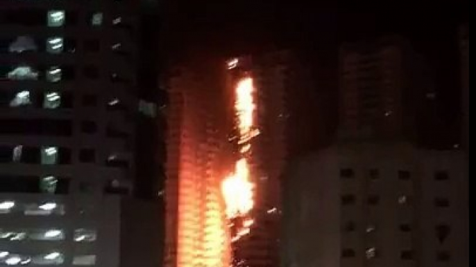 Emirats arabes unis: Spectaculaire incendie dans des tours d'habitation près de Dubai - Regardez