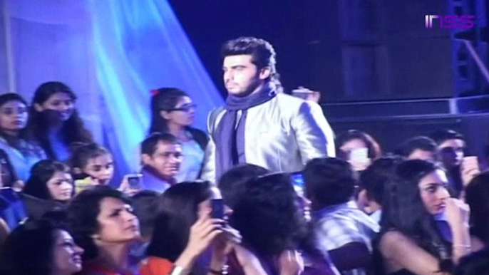 Arjun Kapoor Making Fun With Jacqueline Fernandez While Walk On Ramp of LKW