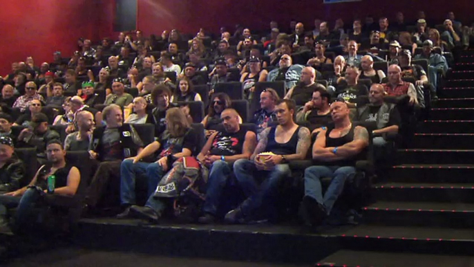 Entrer dans un cinema rempli de Bikers et trouver sa place : blague énorme