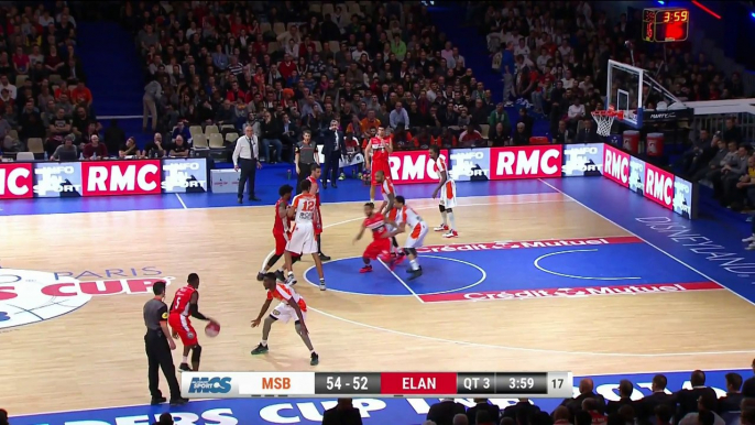 Le gros poster de Devin Booker sur Mickaël Gelabale lors de la Leaders Cup